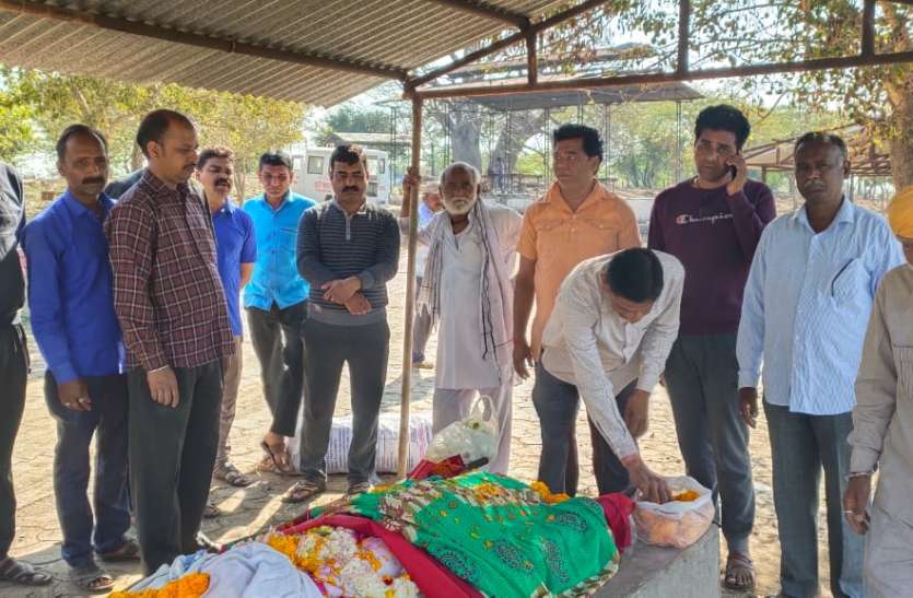 बेसहारा अम्मा के अंतिम समय में बने सहारा बेसहारा अम्मा के अंतिम समय में बने सहारा