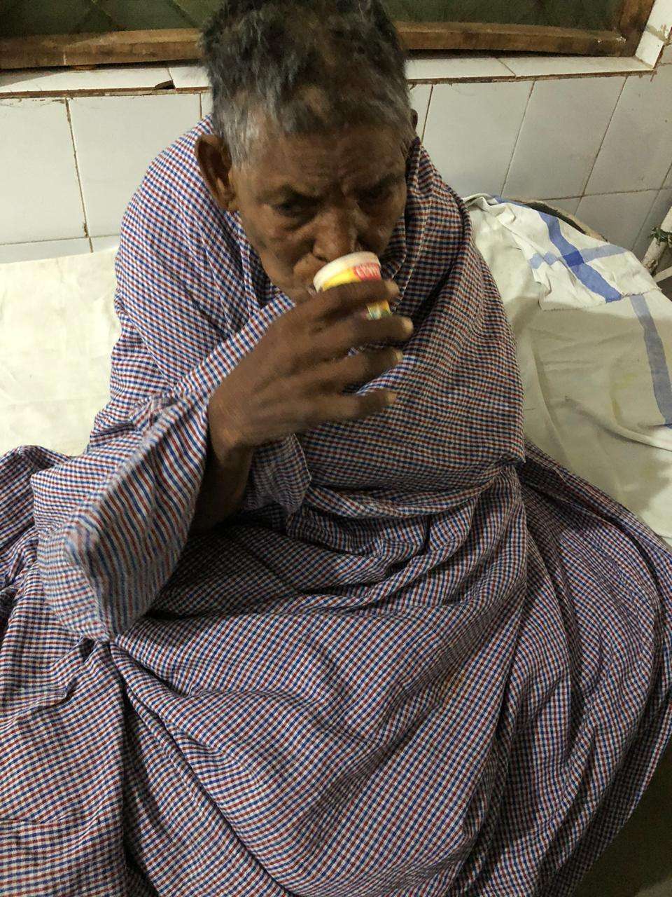 बेसहारा अम्मा के अंतिम समय में बने सहारा