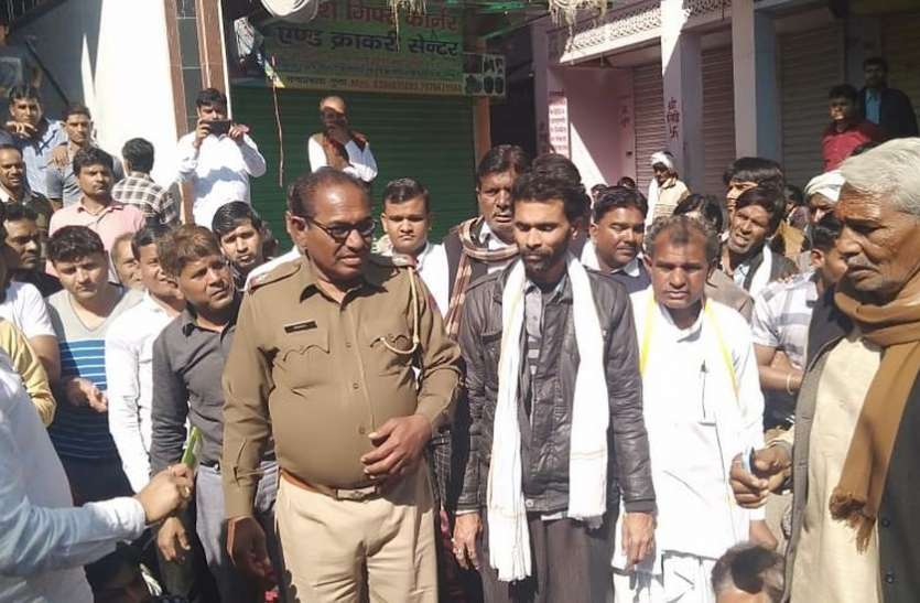 लूट की घटना के विरोध में बंद रहा मंडावरी लूट की घटना के विरोध में बंद रहा मंडावरी
