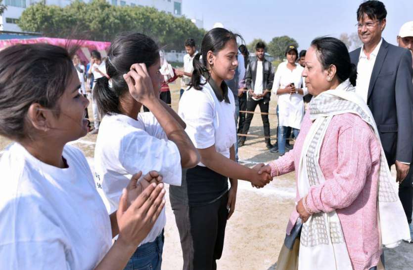 पढ़ाई के साथ ही खेल पर भी ध्यान देने की आवश्यकता है। छात्रों में अच्छी शिक्षा के साथ खेल भी आवश्यक -कमलरानी