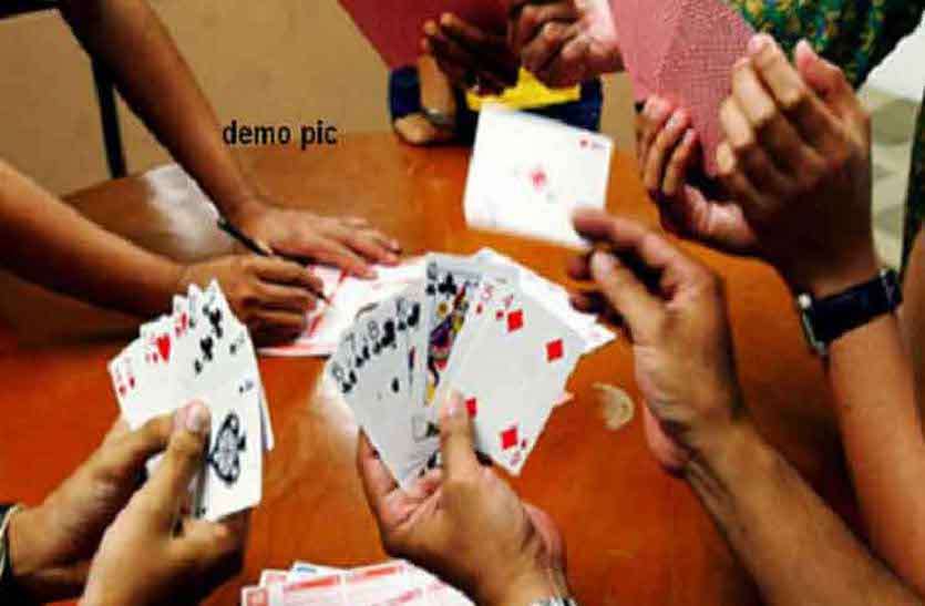 बैटरी की लाइट से खेत में चल रहा था लाखों का जुआ, पुलिस ने दबिश देकर चार जुआरियों को पकड़ा बैटरी की लाइट से खेत में चल रहा था लाखों का जुआ, पुलिस ने दबिश देकर चार जुआरियों को पकड़ा
