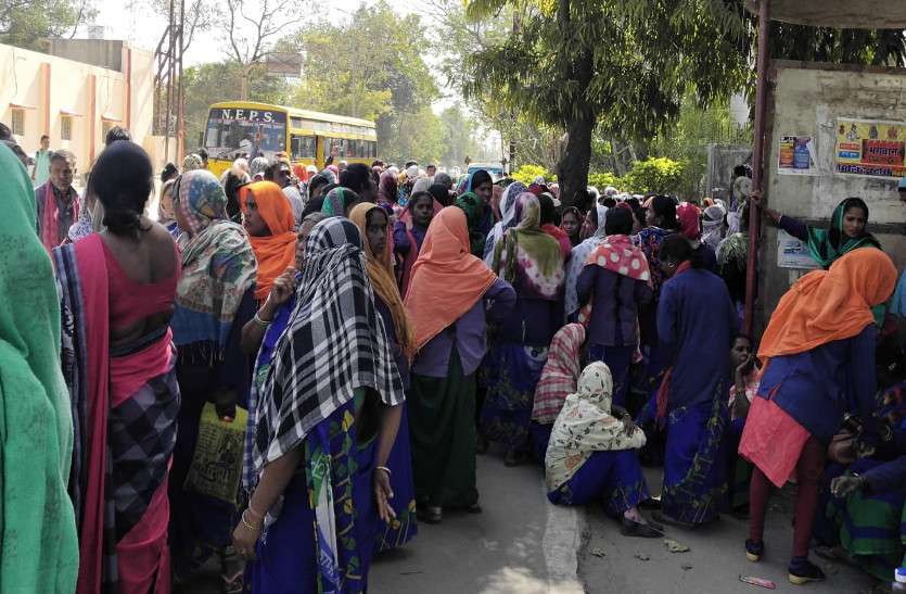 आक्रोश : सफाई कर्मियों ने काम किया बंद, नगर निगम का घेराव कर किया प्रदर्शन आक्रोश : सफाई कर्मियों ने काम किया बंद, नगर निगम का घेराव कर किया प्रदर्शन