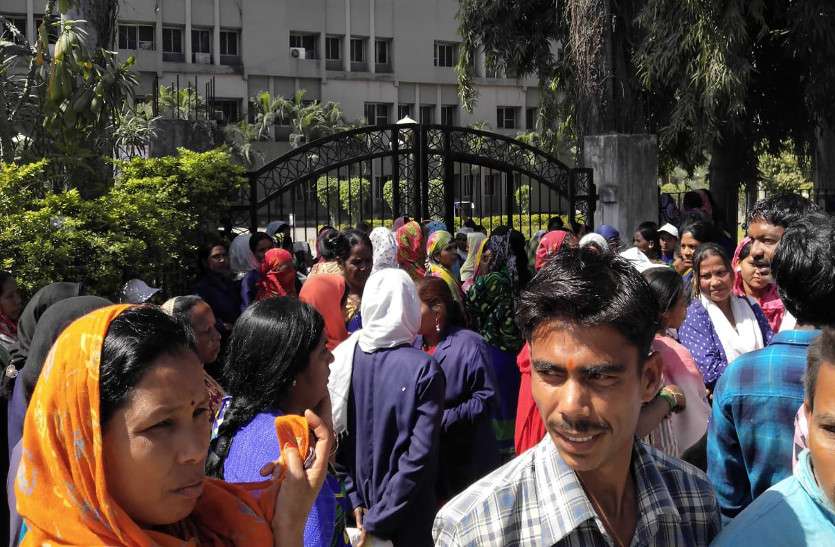 आक्रोश : सफाई कर्मियों ने काम किया बंद, नगर निगम का घेराव कर किया प्रदर्शन