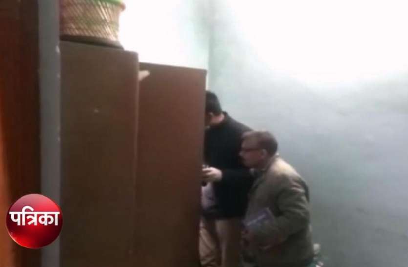 screenshot_from_2020-02-15_13-49-24.jpg VIDEO: थम नहीं रहा वारदातों का सिलसिला, नोएडा में सर्राफ को गोली मारकर लूट के बाद ग्रेनो में गनप्वाइंट पर डकैती