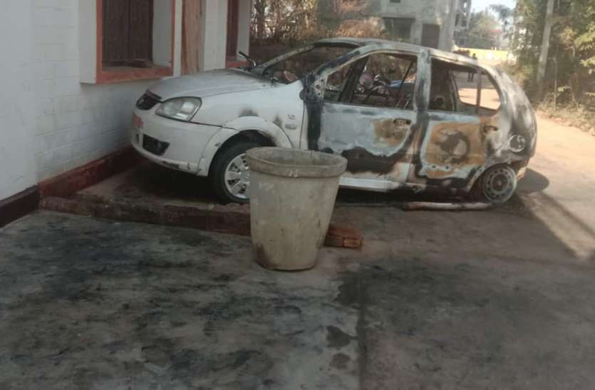 The fire in front of the house was set on fire घर के सामने खड़ी आग को किया आग के हवाले