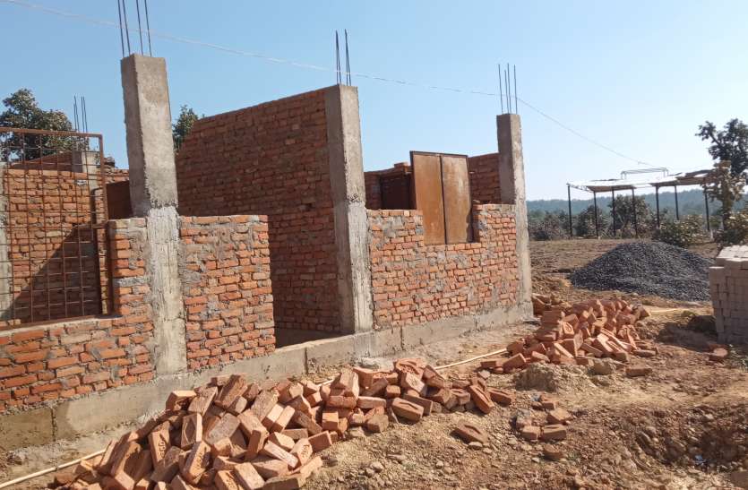 Construction of Anganwadi center building near Muktidham मुक्तिधाम के पास कराया जा रहा आंगनबाड़ी कंेद्र के भवन का निर्माण