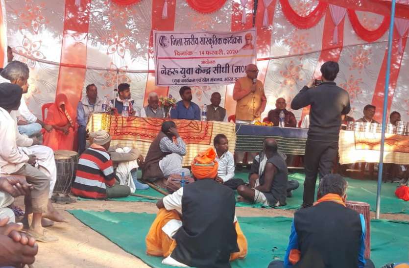 People flocked to see the presentation of folk arts लोक कलाओं की प्रस्तुति देख झूम उठे लोग