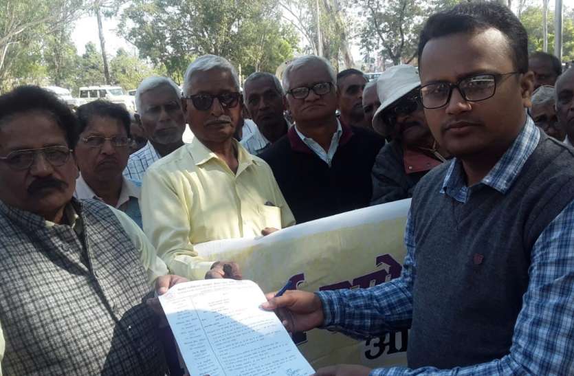 Pensioners submitted memorandum to remind the government, know what wa सरकार को वचन पत्र याद दिलाने पेंशनर्स ने सौंपा ज्ञापन, जानिए क्या था वचन पत्र में