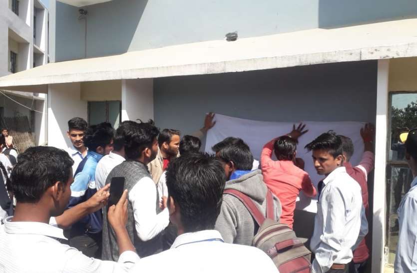 Akhil Bharatiya Vidyarthi Parishad runs signature campaign in support अखिल भारतीय विद्यार्थी परिषद ने सीएए के समर्थन में चलाया हस्ताक्षर अभियान
