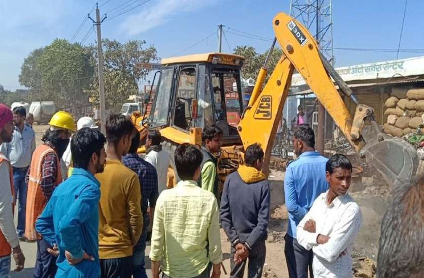 विरोध के बीच सिकंदरा चौराहे से हटवाया अतिक्रमण विरोध के बीच सिकंदरा चौराहे से हटवाया अतिक्रमण
