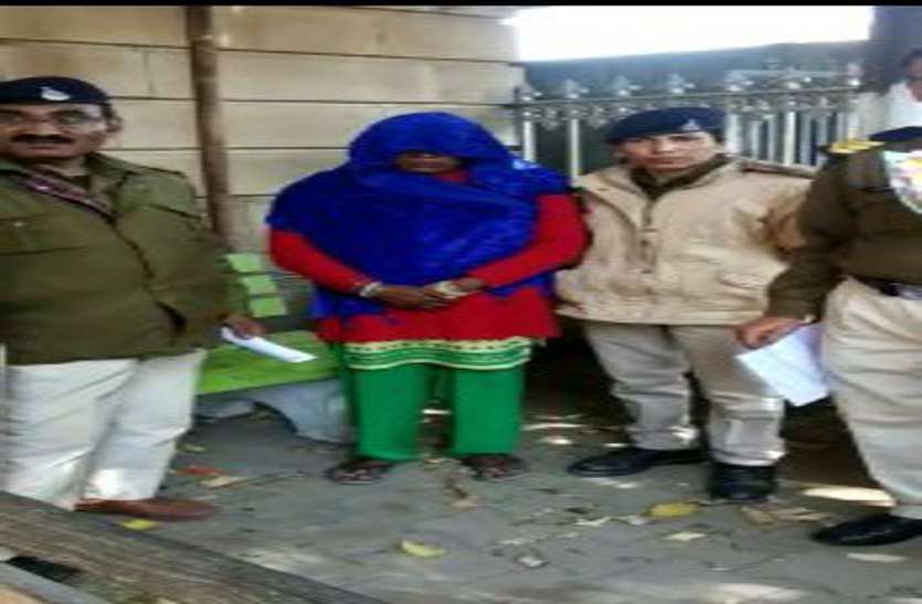 A year later, the accused woman was found by the police, arrested गरीब युवतियों से देह कारोबार कराने वाली महिला पकडी