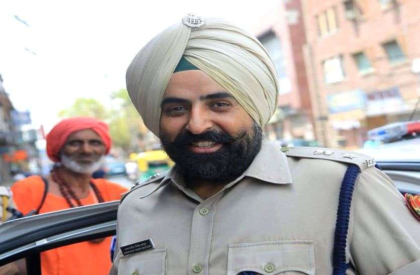 Bhiwadi SP Amandeep Singh Kapoor Trapped In Jam At Toll Plaza राजस्थान पुलिस के इस SP की गाड़ी टोल पर जाम में फंसी तो पुलिस ने 8 टोलकर्मियों को गिरफ्तार किया, भेजे गए जेल