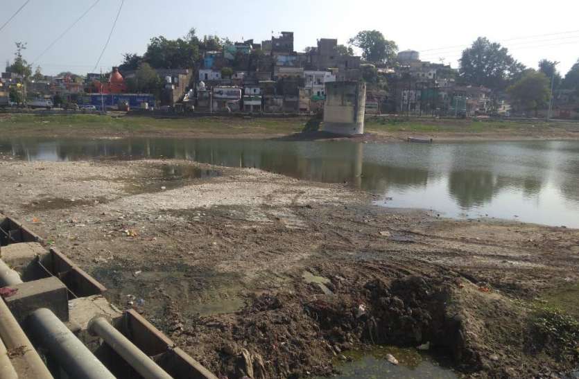 पानी नपा ने पानी छोडऩे की डिमांड रखी थी तो सिंचाई विभाग बोला पहले पांच करोड़ का बकाया तो जमा कराओं
