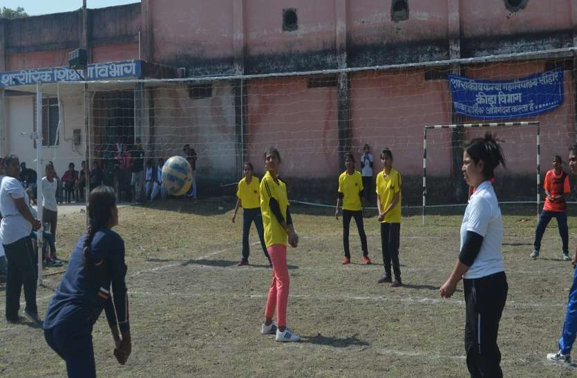 वॉलीबॉल में कॉमर्स क्वीन टीम ने जीता फाइनल का खिताब वॉलीबॉल में कॉमर्स क्वीन टीम ने जीता फाइनल का खिताब