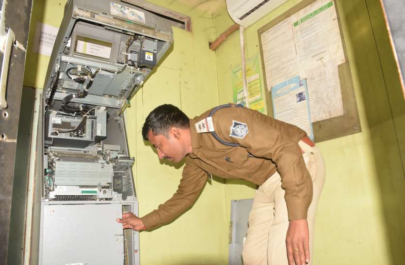 Cash box disconnected after two incidents of ATM uprooting एटीएम उखाडऩे की दो वारदातों के बाद अब कैश बॉक्स काट दिया