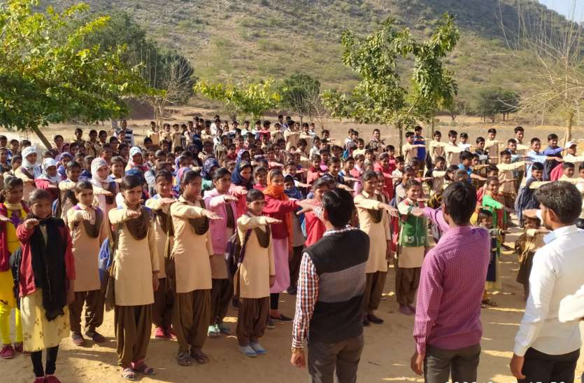 जीवन के 70 घंटे स्वच्छता के लिए समर्पित करने की ली शपथ swarnim bharat: जीवन के 70 घंटे स्वच्छता के लिए समर्पित करने की ली शपथ