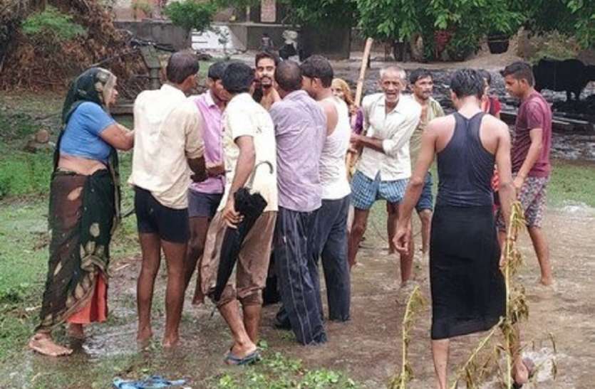 तालाब में डूबा बच्चा तो परिजनों ने पीटा पानी...पर क्यों ? तालाब में डूबा बच्चा तो परिजनों ने पीटा पानी...पर क्यों?