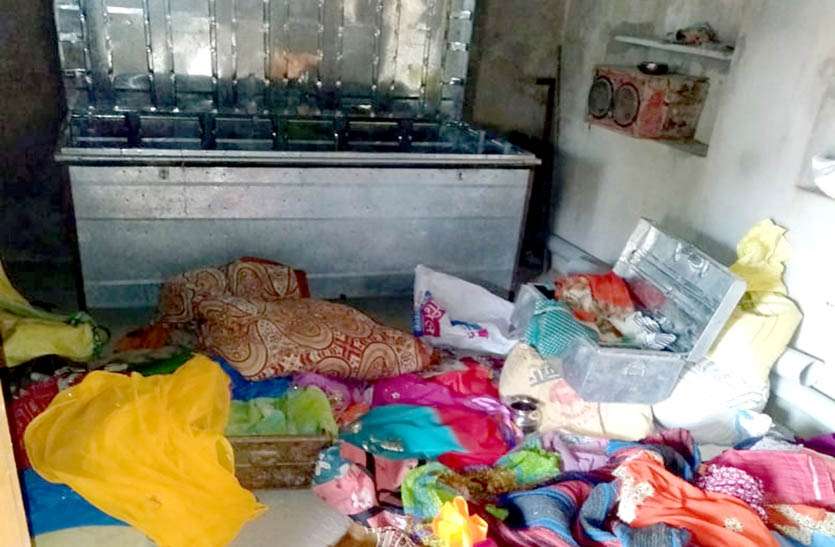 चोरों ने मकान व दुकान को बनाया निशाना, आभूषण सहित लाखों का सामान चुरा ले गए चोरों ने मकान व दुकान को बनाया निशाना, आभूषण सहित लाखों का सामान चुरा ले गए