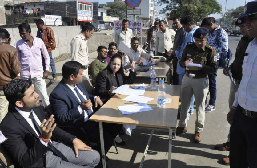vehicle_checking_in_front_of_judge.jpg वाहन चेकिंग में टेबल लगाकर बैठे जज, कई बदले रास्ते, मंत्री की गाड़ी भी रोकी