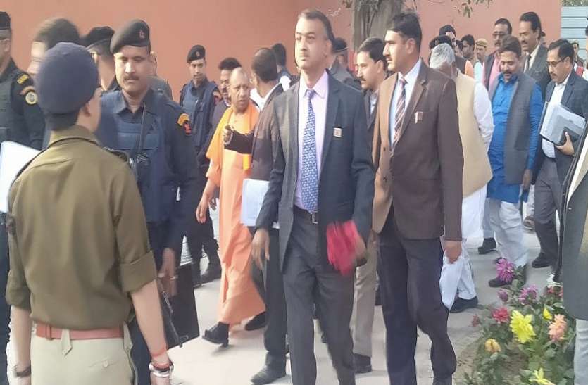 CM Yogi Adityanath पीएम नरेन्द्र मोदी के आगमन के पहले सीएम योगी पहुंचे बनारस, इन जगहों का किया निरीक्षण