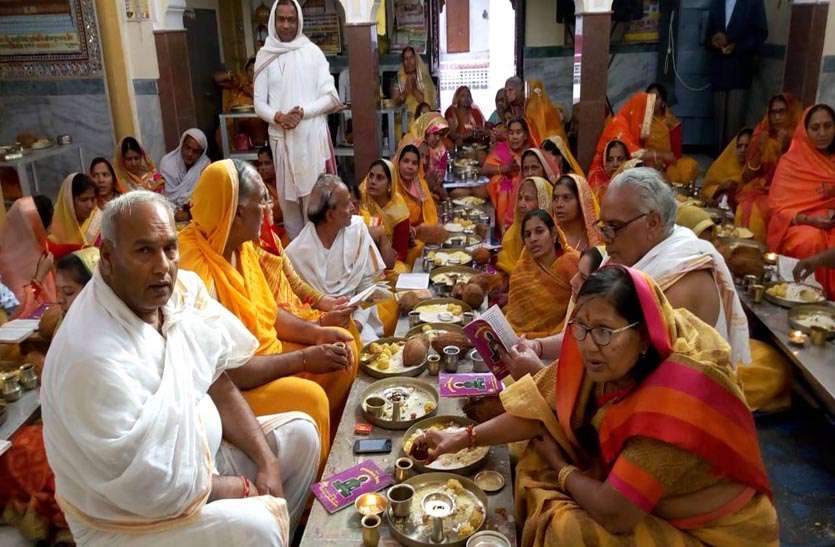 Jain society शांतिधारा से किया अभिषेक