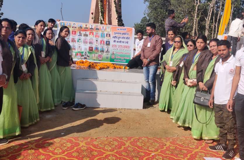 पुलवामा के शहीद अश्विनी के गांव पहुंचीं मातृशक्ति, लाईं आंगन की मिट्टी पुलवामा के शहीद अश्विनी के गांव पहुंचीं मातृशक्ति, लाईं आंगन की मिट्टी