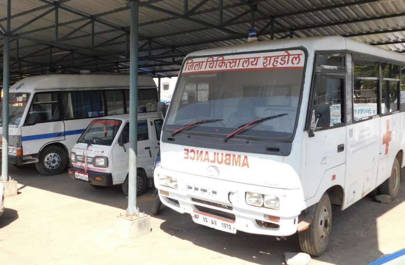 Patients refer to driver after being referred from district hospital जिला अस्पताल से रैफर होने के बाद ड्राइवर के लिए भटकते हैं मरीज, दो एम्बुलेंस भी खराब
