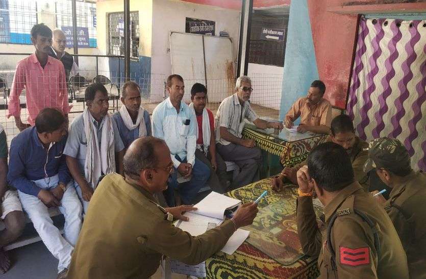दो मासूमों को जहर देकर महिला ने फांसी लगाई, मां-बेटे की मौत, बच्ची गंभीर दो मासूमों को जहर देकर महिला ने फांसी लगाई, मां-बेटे की मौत, बच्ची गंभीर