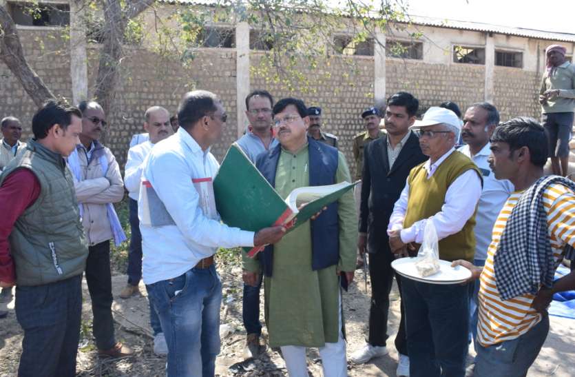वेयर हाउस प्रभारी के गोलमोल जवाब पर खाद्य मंत्री तोमर ने कसा तंज Food Minister: जिस स्कूल में पढ़े हो मैं भी उसी का स्टूडेंट था, थोड़ी-बहुत अक्ल मुझे भी है