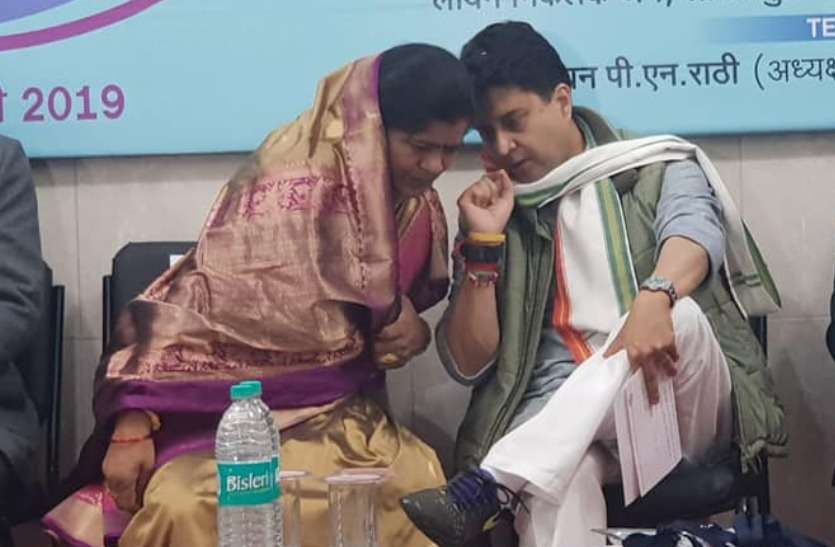 789.jpg ज्योतिरादित्य सिंधिया की करीबी मंत्री इमरती देवी बोली- महाराज सड़क पर उतरे तो पूरी कांग्रेस उतरेगी
