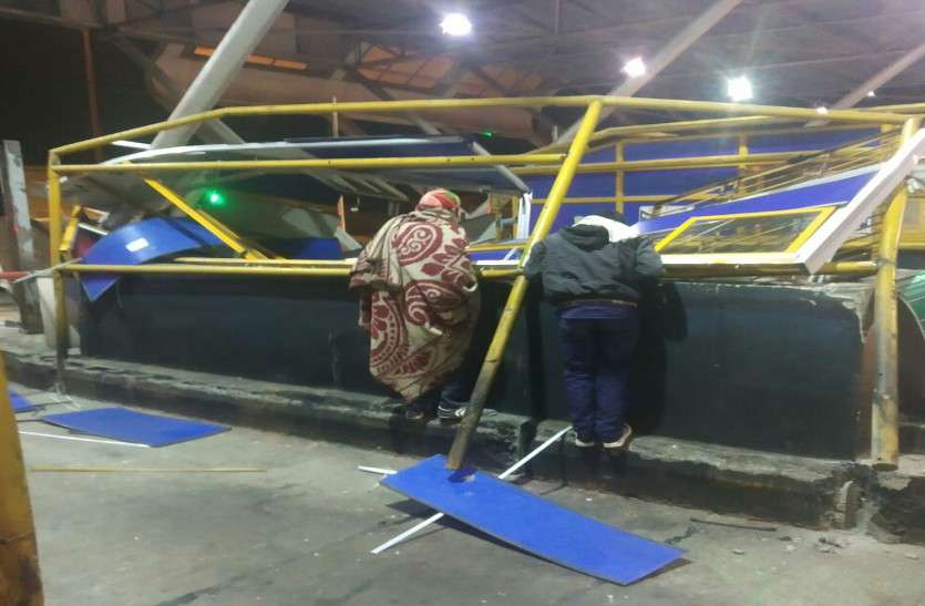 Truck Accident At Toll Plaza : Accident On Toll Booth टोल नाके पर ट्रक चालक को आई झपकी, बेकाबू ट्रक ने चंद पलों में बूथ को किया तहस-नहस