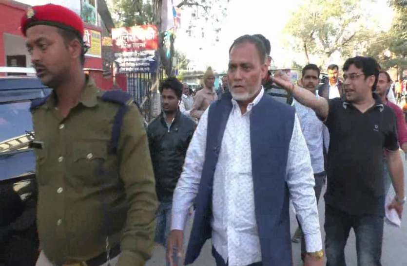 Politics सत्ता पक्ष व विपक्ष ने कलेक्ट्रेट पर खुलेआम की दबंगई और पुलिस को बताया गुंडा
