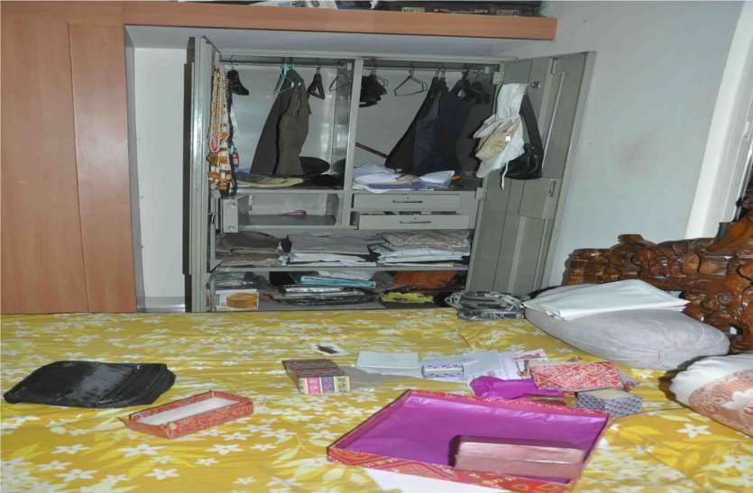 Former Ujjain Commissioner Gupta's house stolen, carried so much cargo उज्जैन के पूर्व संभागायुक्त गुप्त के घर चोरी, इतना माल ले गए
