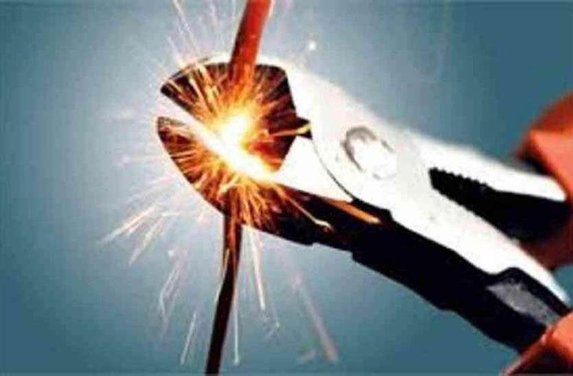 आधा दर्जन गांवों में कार्रवाई, बकाया बिल होने पर 17 बिजली कनेक्शन काटे आधा दर्जन गांवों में कार्रवाई, बकाया बिल होने पर 17 बिजली कनेक्शन काटे