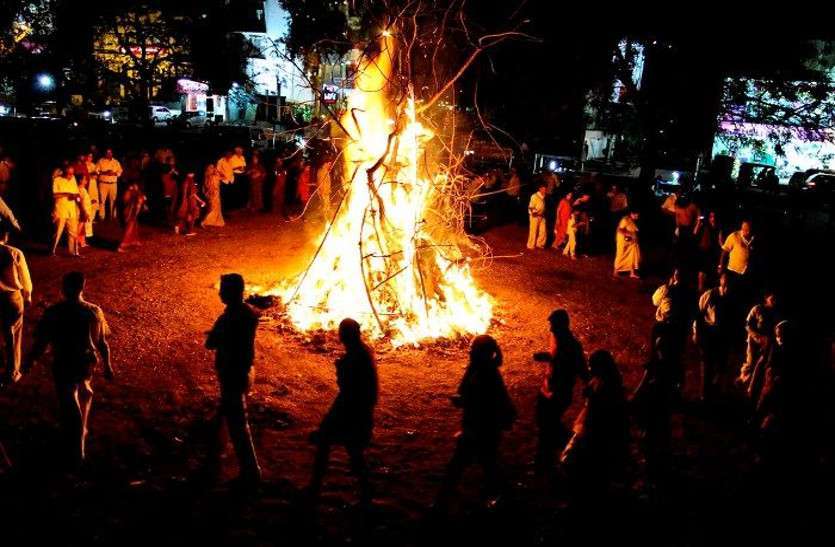 सदियों से चली आ रही है ब्रज में होली की ये अनोखी परंपरा, जलती होलिका से निकलता है पंड़ा सदियों से चली आ रही है ब्रज में होली की ये अनोखी परंपरा, जलती होलिका से निकलता है पंड़ा
