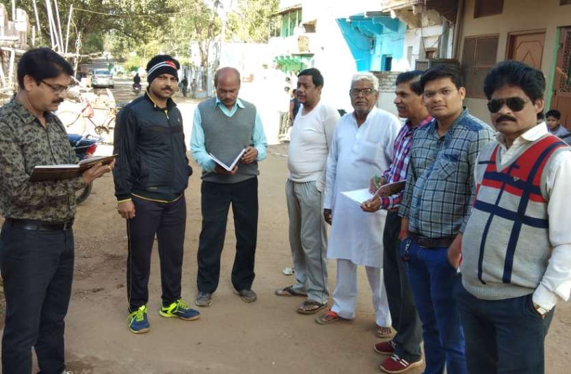 नपा दल पहुंचा घर-घर, लोग बोले-वाचनालय शुरू हो और पोस्ट ऑफिस की बिल्डिंग में बने बैडमिंटन हॉल नपा दल पहुंचा घर-घर, लोग बोले-वाचनालय शुरू हो और पोस्ट ऑफिस की बिल्डिंग में बने बैडमिंटन हॉल