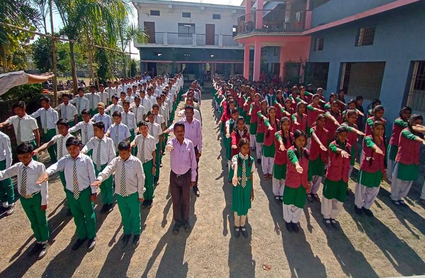 शिक्षक के साथ ही छात्रों ने सफाई को हां और प्लास्टिक को कहा ना, स्वच्छता का लिया संकल्प शिक्षक के साथ ही छात्रों ने सफाई को हां और प्लास्टिक को कहा ना, स्वच्छता का लिया संकल्प