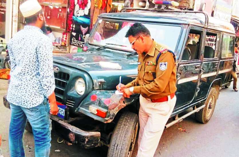 नाबालिग वाहन चालकों पर कार्रवाई कर माता-पिता को बुलाया, वन-वे को फिर से कराया चालू नाबालिग वाहन चालकों पर कार्रवाई कर माता-पिता को बुलाया, वन-वे को फिर से कराया चालू
