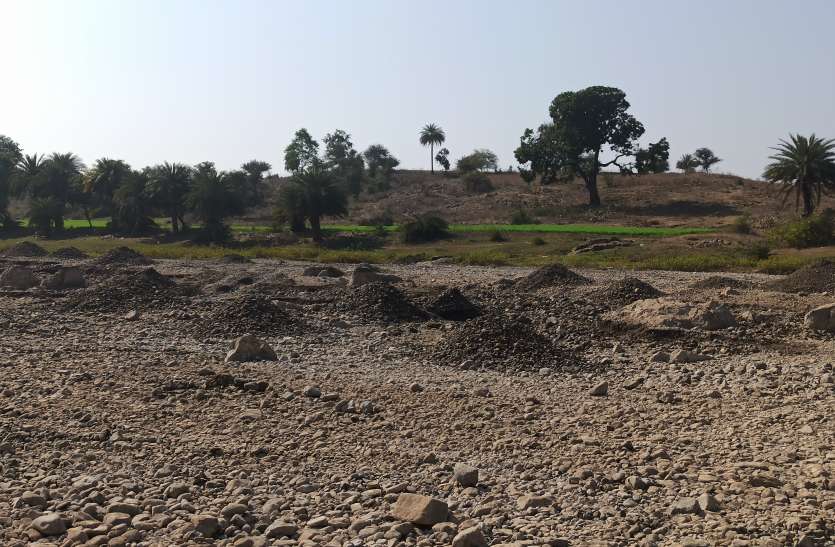 सूखी नदी में दिन-रात अवैध खनन, पत्थरों को खोदकर ट्रैक्टरों से ले जा रहे कारोबारी सूखी नदी में दिन-रात अवैध खनन, पत्थरों को खोदकर ट्रैक्टरों से ले जा रहे कारोबारी