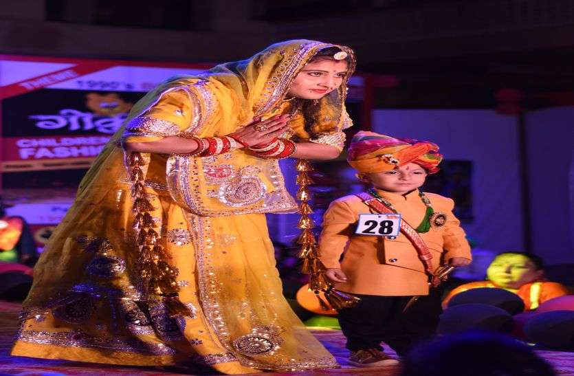 catwalk with children बच्चों के साथ कैटवॉक पर इठलाई मम्मी catwalk with children बच्चों के साथ कैटवॉक पर इठलाई मम्मी