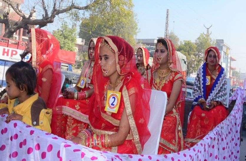 23 जोड़ों ने थामा एक-दूसरे का हाथ 23 जोड़ों ने थामा एक-दूसरे का हाथ
