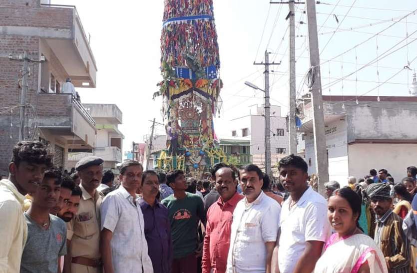 देवी का रथ खींचने उमड़े श्रद्धालू देवी का रथ खींचने उमड़े श्रद्धालू