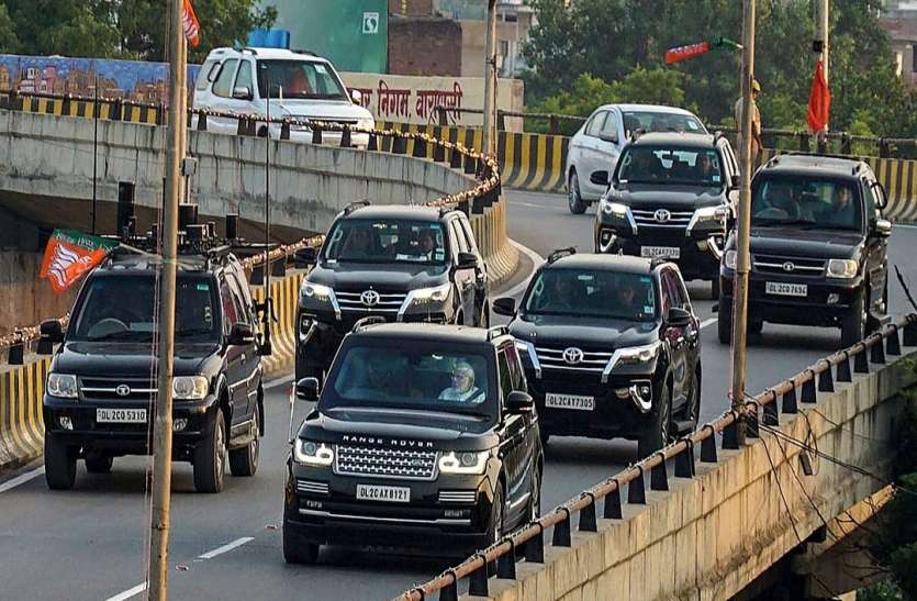पीएम मोदी का काफिला PM मोदी के काफिले के आगे कूदा सपा नेता, दिखाया काला झंडा