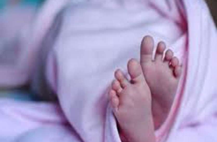 जिला अस्पताल में नवजात की मौत, परिजनों ने किया हंगामा जिला अस्पताल में नवजात की मौत, परिजनों ने किया हंगामा