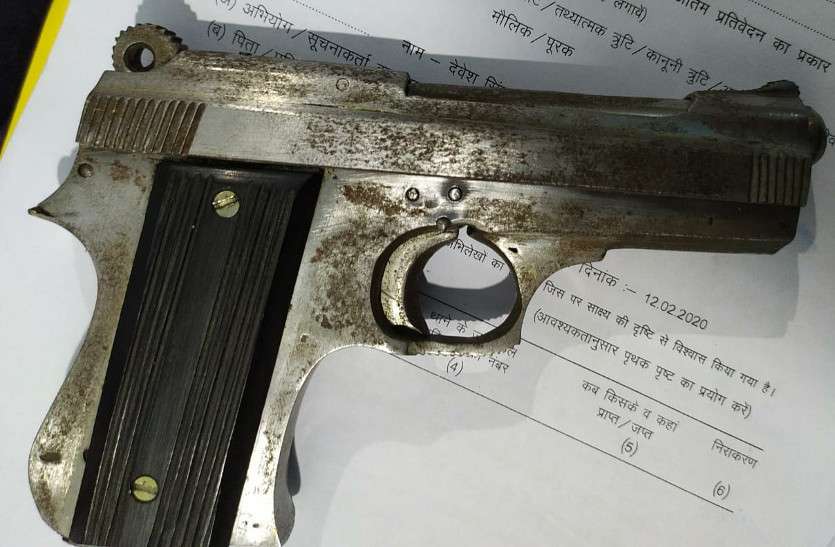 पिस्टल की नोंक पर GF के अपहरण की कोशिश, पुलिस को देखते ही खुद की कनपटी पर तान दिया बंदूक, कहा- आगे मत बढऩा गोली मार दूंगा पिस्टल की नोंक पर GF के अपहरण की कोशिश, पुलिस को देखते ही खुद की कनपटी पर तान दिया बंदूक, कहा- आगे मत बढऩा गोली मार दूंगा