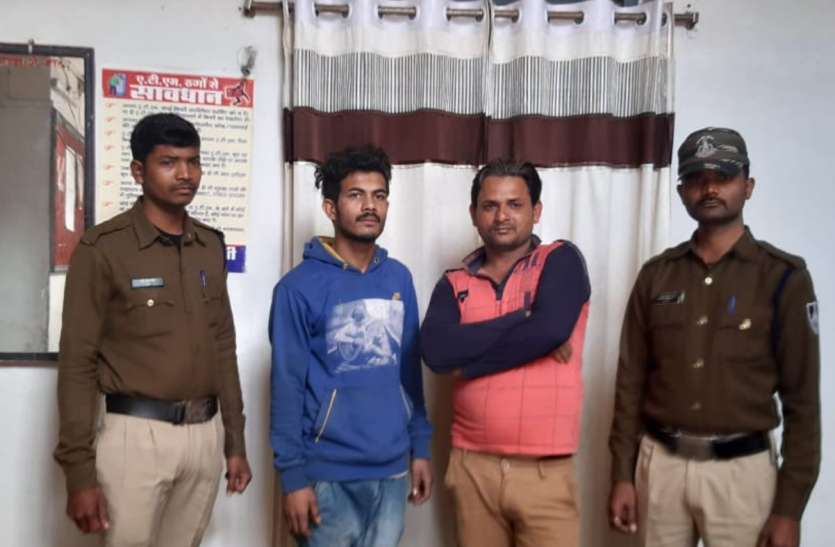 Two accused caught with stolen vehicle चोरी के वाहन के साथ पकड़ाए दो आरोपी
