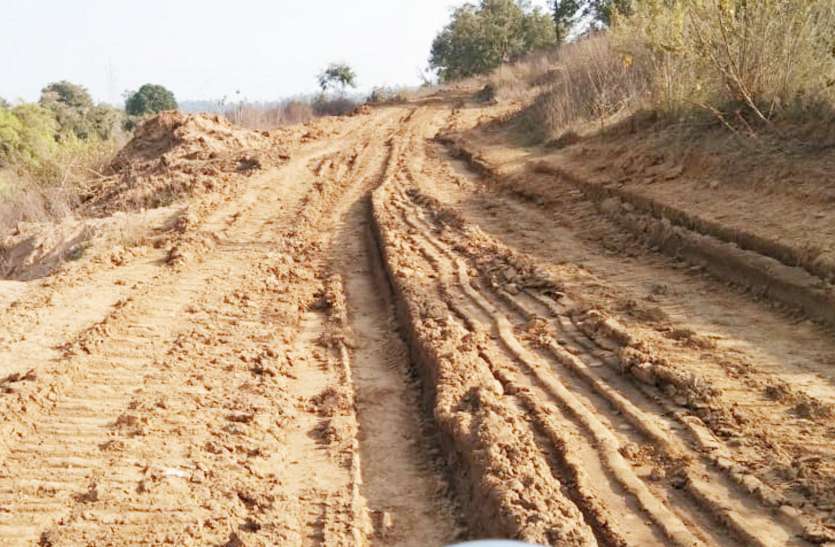 Despite the closure of the mineral portal, the illegal mining of sand खनिज पोर्टल बंद होने के बावजूद पंचायत की खदान से जारी है रेत का अवैध उत्खनन