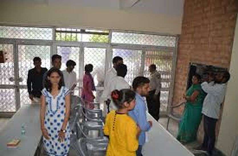 parent teacher meet हम कॉलेज स्टूडेंट हैं भाई, नहीं लाएंगे पेरेन्ट्स को...