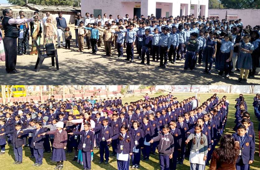 स्वर्णिम भारत अभियान के तहत छात्र-छात्राओं-शिक्षकों को मौलिक अधिकार एवं कर्तव्य पालन करने की दिलाई शपथ स्वर्णिम भारत अभियान के तहत छात्र-छात्राओं-शिक्षकों को मौलिक अधिकार एवं कर्तव्य पालन करने की दिलाई शपथ