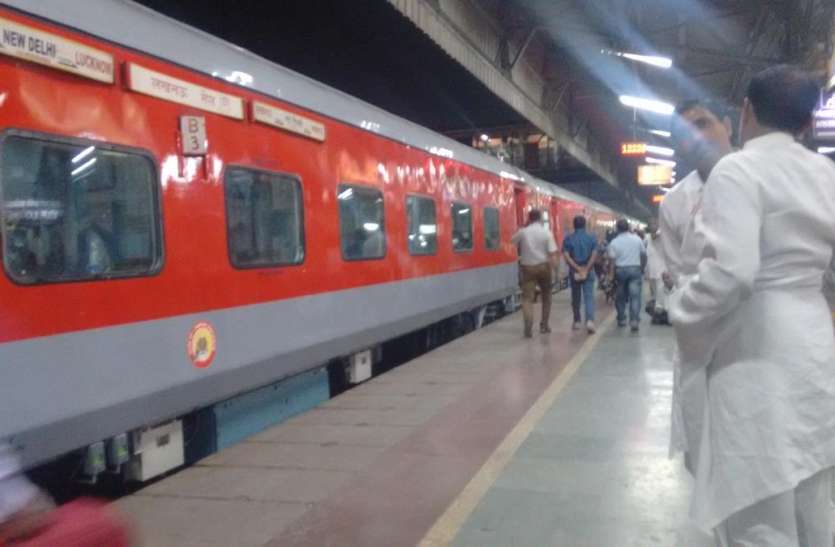 होली के लिए रेलवे ने निकाली स्पेशल ट्रेनें, आसानी से इनमें मिलेगा कंफर्म टिकट, देखें लिस्ट होली के लिए रेलवे ने निकाली स्पेशल ट्रेनें, आसानी से इनमें मिलेगा कंफर्म टिकट, देखें लिस्ट